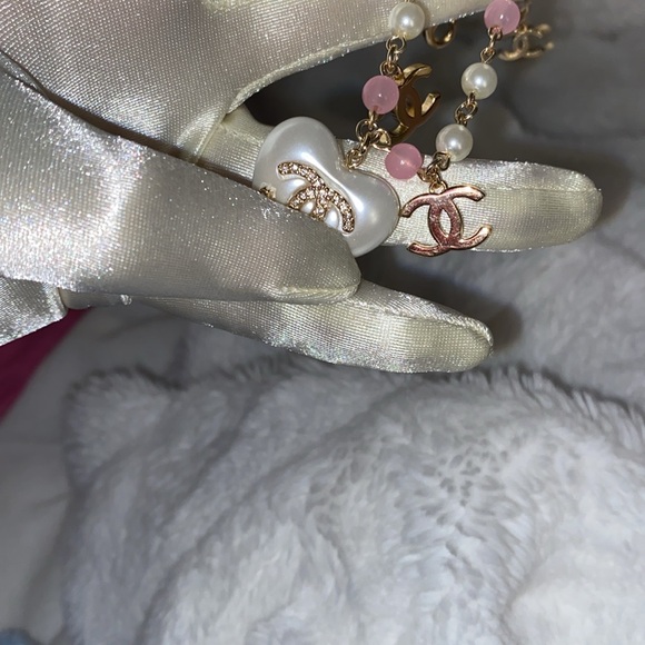 Chanel White Pearl Heart Bracelet 21B pre-owned - Picture 5 of 9